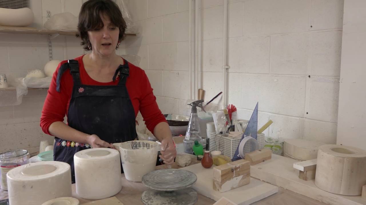 Демонстрация Школы искусств: литье функциональных форм из шликера.