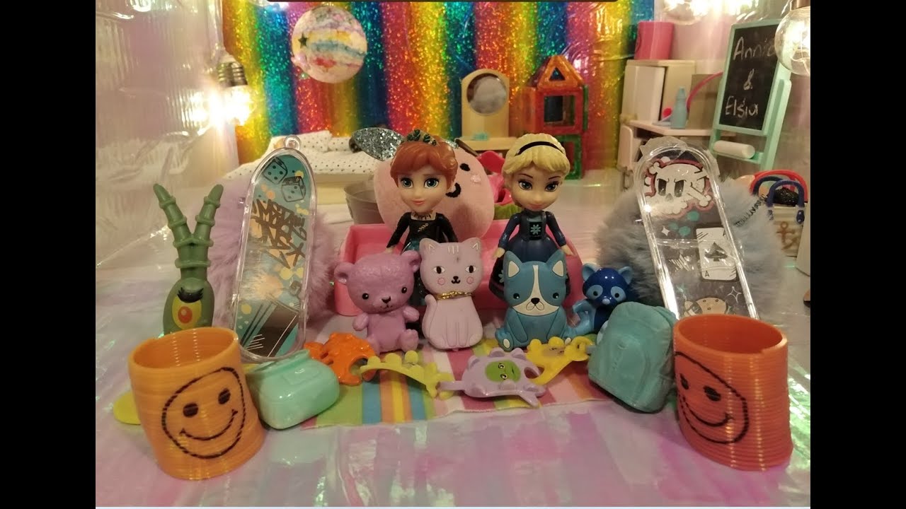 Anna and Elsa Toddlers//Room play with me//Annia and Elsia