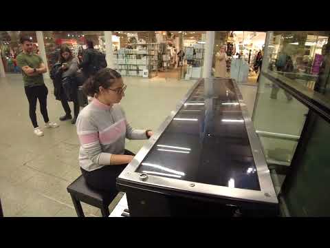 Jaw-Dropping Piano Mashup by Girl Leaves Onlookers Speechless