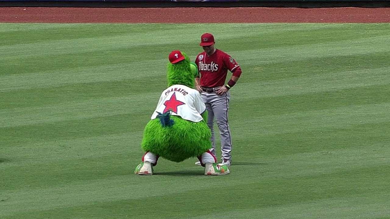 ARI@PHI: Prado shows off push-up skills to Phanatic