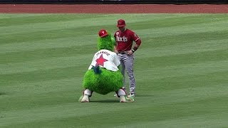 ARI@PHI: Prado shows off push-up skills to Phanatic