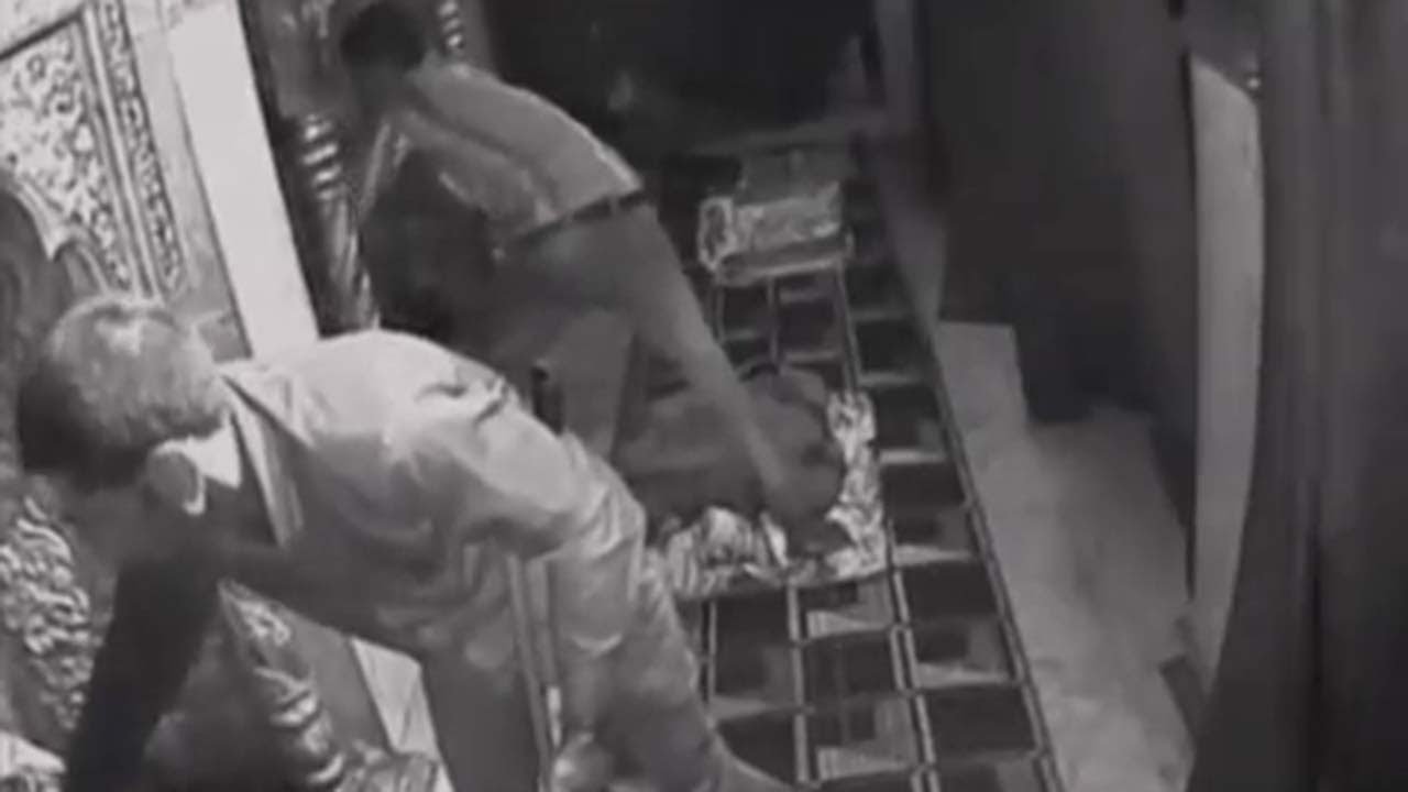 Caught on cam: Thieves loot temple in Kanpur