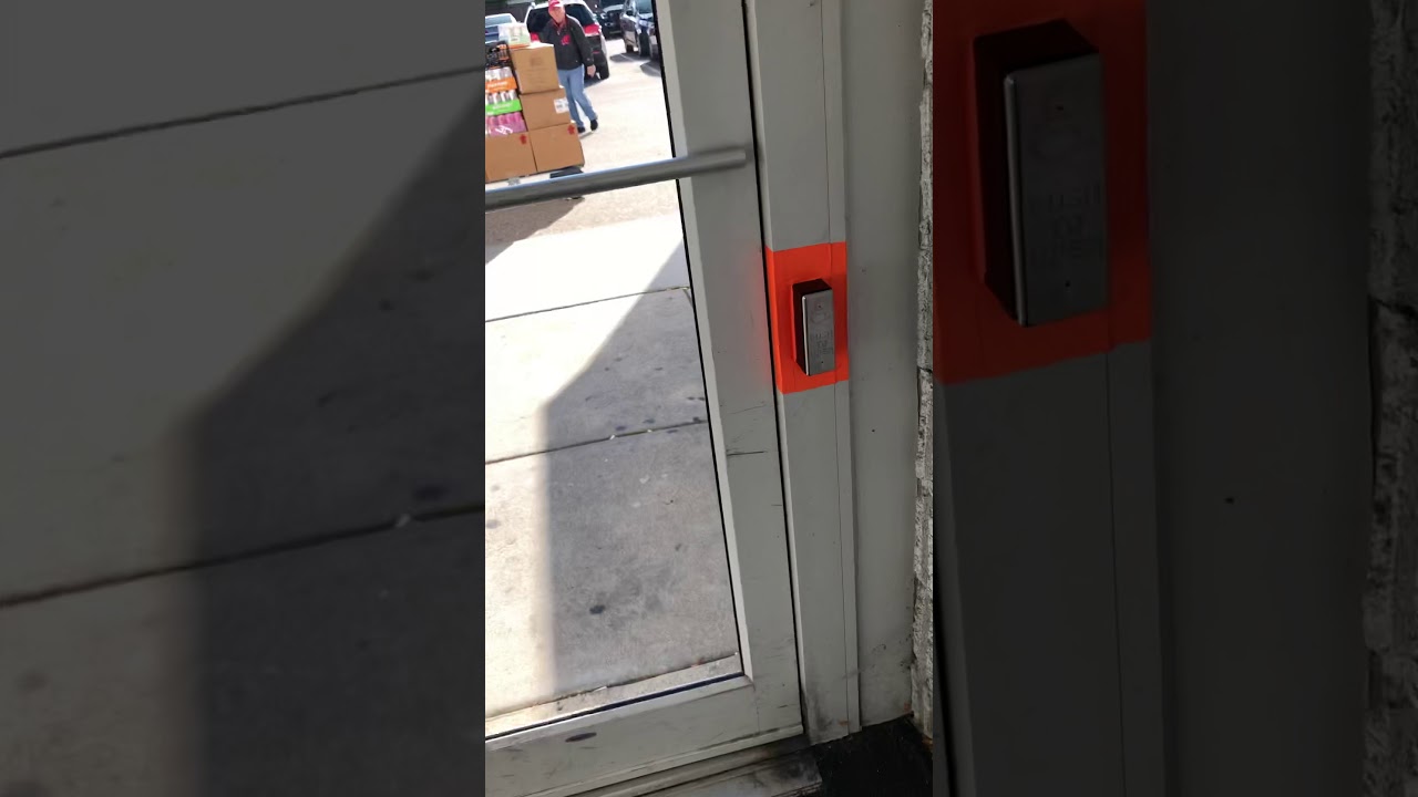 Stanley Automatic Doors at the Janesville Mall (Back Entrance) YouTube