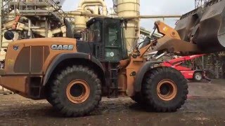 CASE 1021F with 12 m3 bucket and IVECO Stralis in the 24/7 wood recycling industry