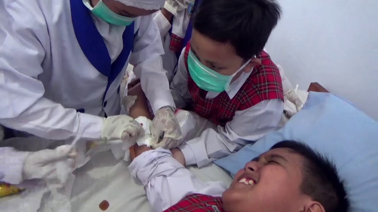 SD MUHAMMADIYAH 1 MAGETAN # MDMC SEDAMU PRAKTEK SIMULASI PERAWATAN LUKA