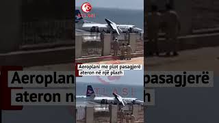 Aeroplani me plot pasagjerë ateron në një plazh