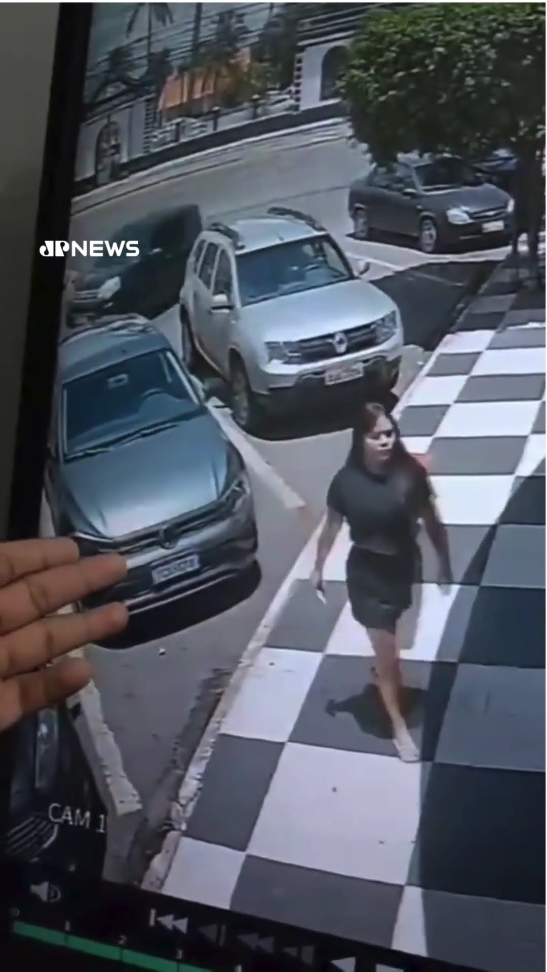 Carro cruza a rua sem motorista e para em frente a batalhão da PM no Mato Grosso; assista