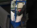 Pakowanie kukurydzy w worki 25 kg i sprawdzanie na wadze platformowej