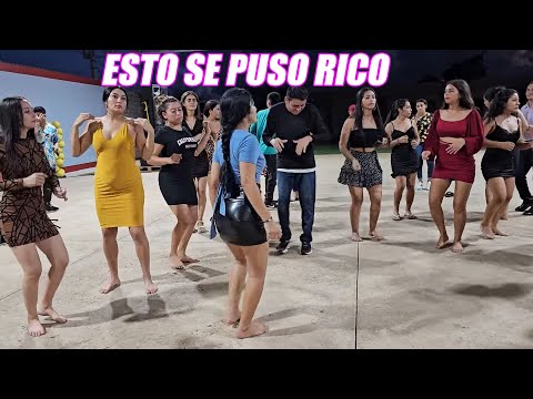 Mira como baila esta chica en minifalda