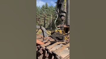 Como ponemos tracks en forwarder 1510g #machine #love #johndeere #viral #montains #track #forwarder