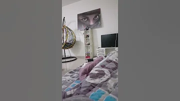النوم طار واسبه عيونها 
