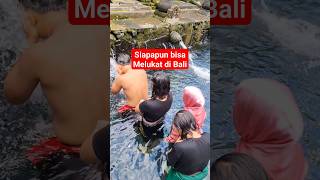 Bali tidak fanatik, siapapun bisa melukat di Pura suci tirta empul bali #bali #melukat #infobali