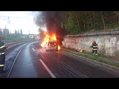 Un autoturism a luat foc in trafic la Reșița în zona Triaj