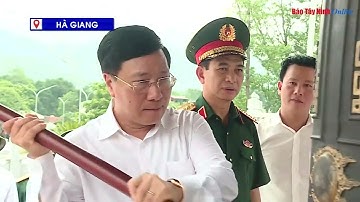 Dâng hương tại Nghĩa trang Liệt sỹ Quốc gia Vị Xuyên