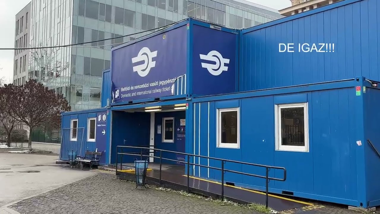 Fémdobozba zárt jegypénztár - a felújítás alatt a pénztárak nagyon rondák!