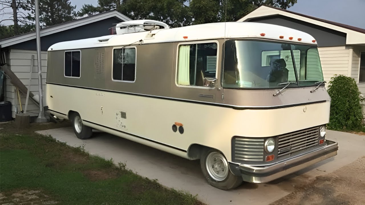 Inside a Luxurious 51 Year Old Motorhome!