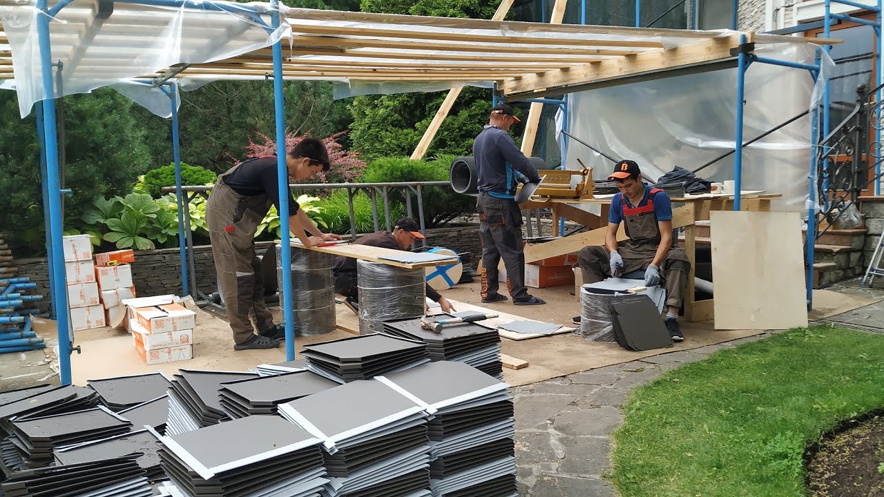 Как на строительной площадке изготавливается металлическая кровля шашечки, черепашка