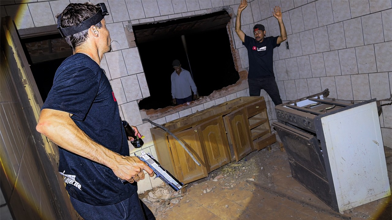 Появилась эта странная фигура, и мы в панике оказались в доме цыганки.