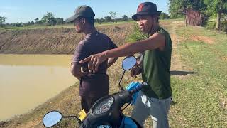 Boiled snails and deep fried fish eaten with tuk trey