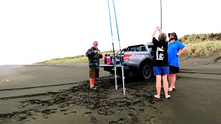 Surfcasting Muriwai beach  Prt 1 trying to find that bank that produces the goods (tips & tricks)