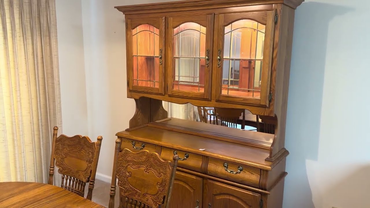 26.02.2026 Аукцион имущества Мессела: Дубовый кухонный шкаф с подсветкой