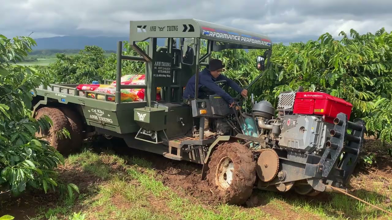 Xe công nông chở phân bị rớt xuống hố cafe bị lầy rất khó khăn