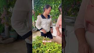 今天给我妈做个黄豆焖猪蹄 真羡慕你们长假在外旅游，不像我只能在田里扯黄豆。话说回来这个黄豆焖猪蹄真的很下饭#乡村美食 #爱做饭的梅子 #黄豆焖猪蹄 #新农人计划2025 #抖音新农人
