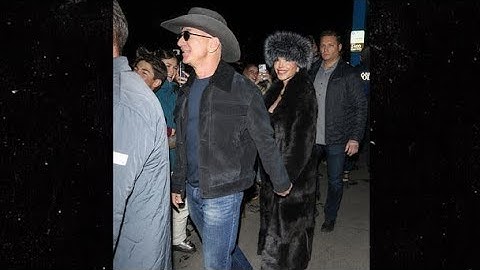 Jeff Bezos & Lauren Sanchez Spotted Shopping in Aspen!