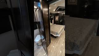 quick tour of a super clean Newmar Dutch Star at the Motorcoach Store!