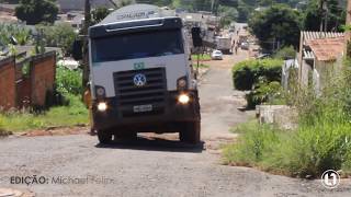 Caminhão do lixo corre risco de tombar ao passar por rua emburacada