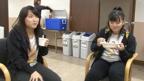机が無くなって苦笑いの鞘師