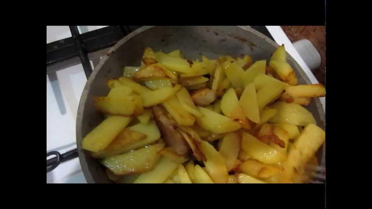 Жарит картошку видео. Жареная картошка в микроволновке. Армянска жареная картошка. Картошка на сковороде. Жареная картошка с яйцом.