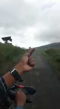 status wa - naik motor di pegunungan