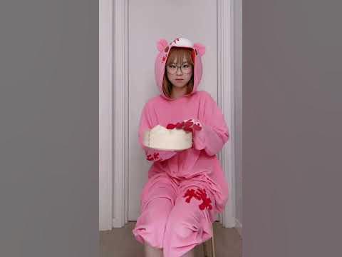 Yes please, J in pig onesies, eating buns at 9:00 PM transformed into a k-pop idol - YouTube