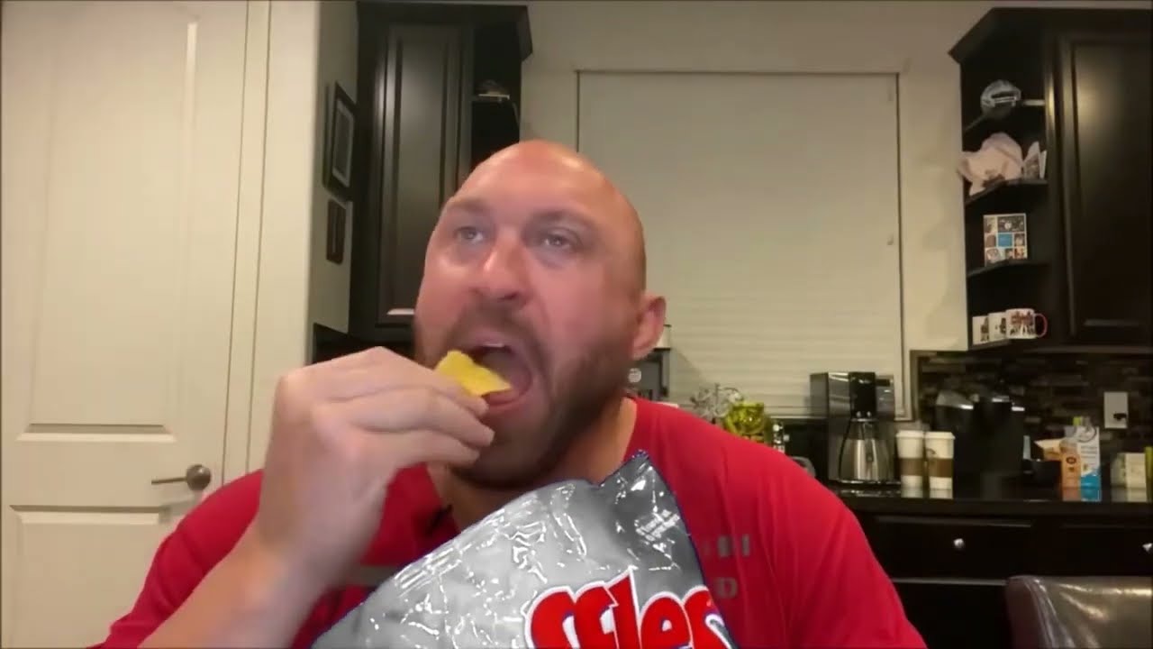 Мем мужик ест