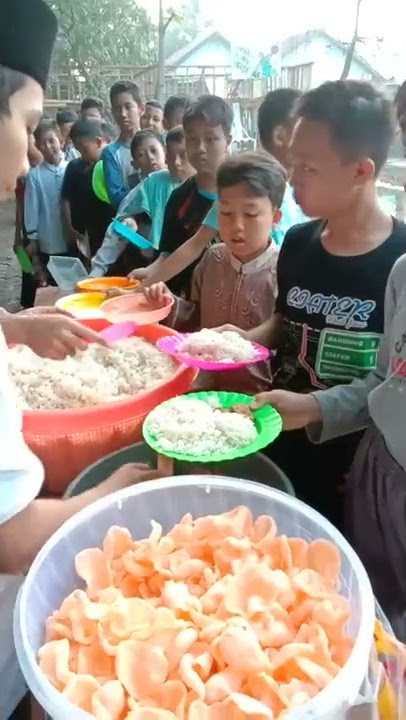 Kegiatan makan di pondok pesantren Bani Tamim