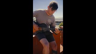 Carbon fiber & smart tech. 🖤 Tahle krasavice hraje stejně dobře, jako vypadá! 🎸✨