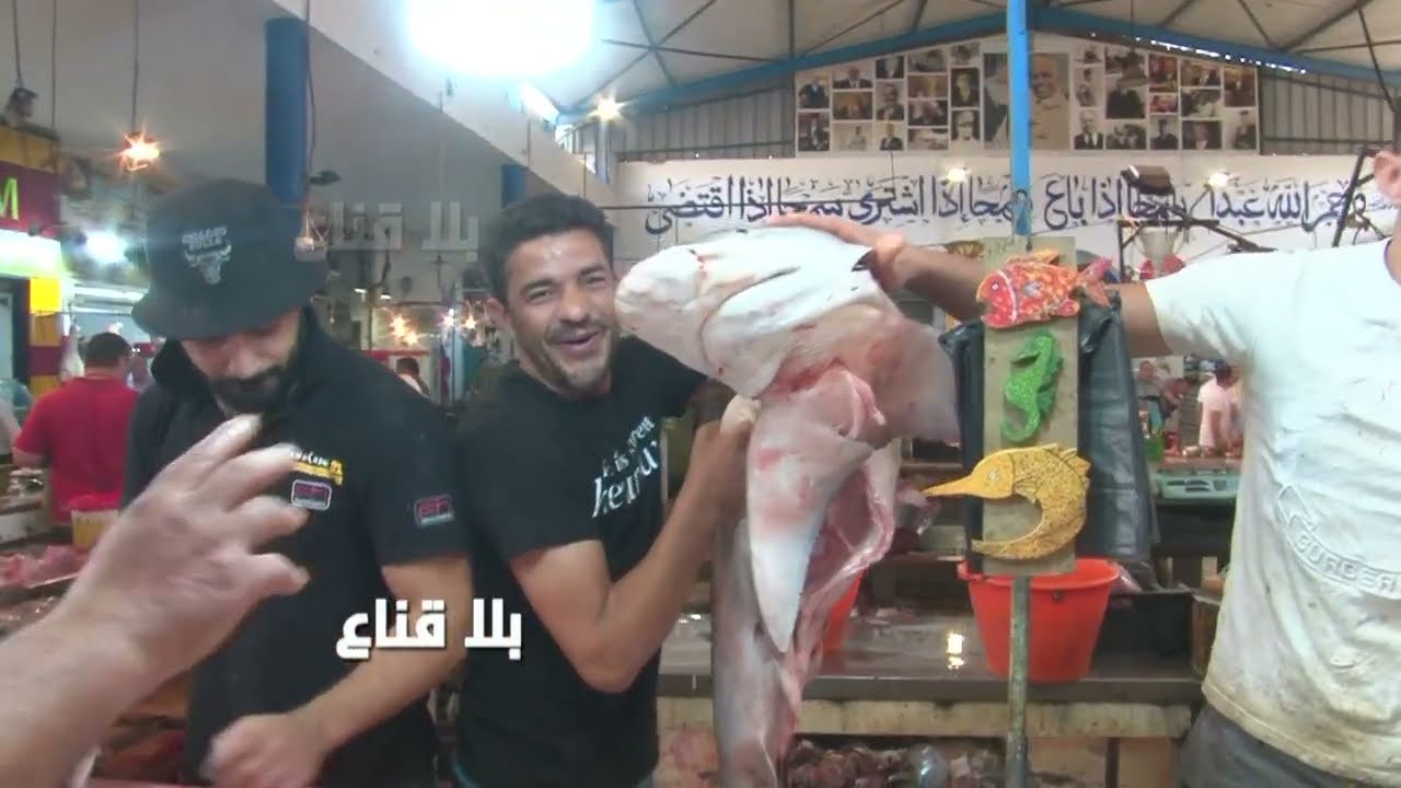 كلغ سردينة من دينارين للخمسة آلاف بسوق الحوت المنستير..سلعة روايال من القرش للحصيرة أما الفلوس بحح!!