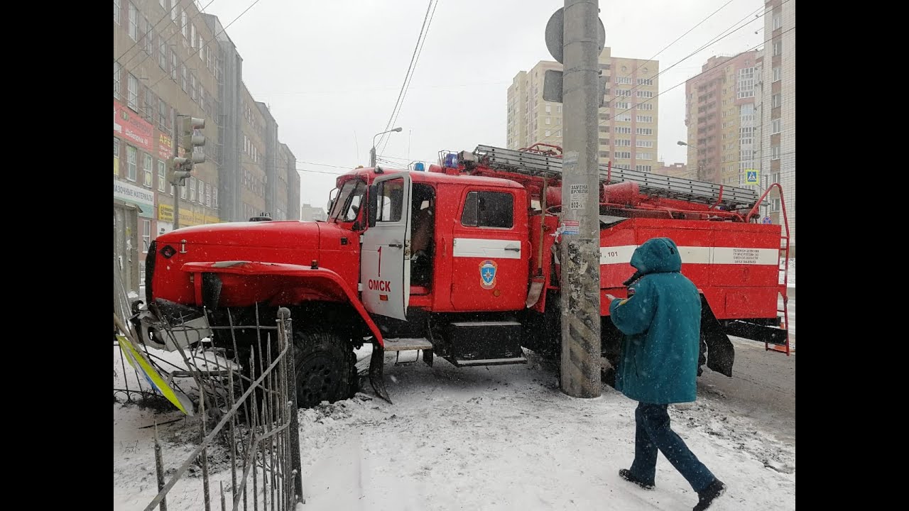 Урал в столб. Спас людей, а они сбежали.