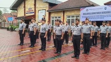 APRESIASI ATAS DEDIKASI, SEMBILAN PEGAWAI LAPAS TULUNGAGUNG TERIMA KENAIKAN PANGKAT