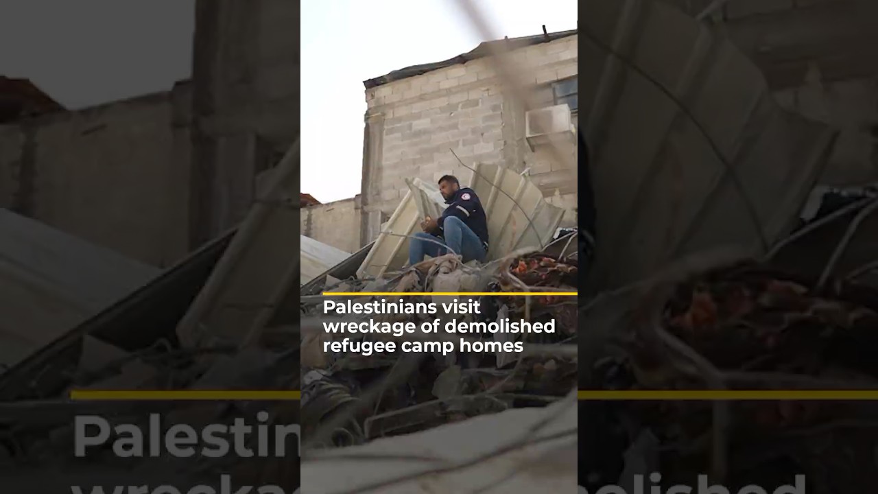 فلسطينيون يزورون أنقاض منازل مخيم اللاجئين المدمرة | AJ #shorts
