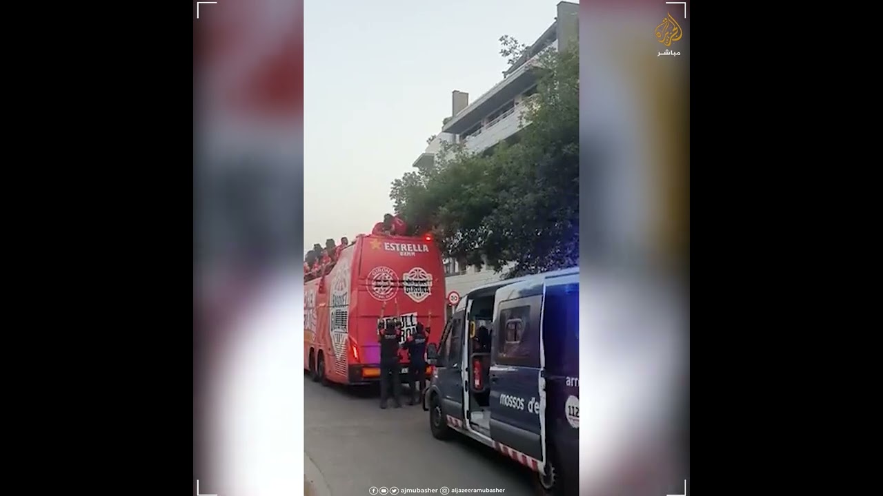 مصورة تحتفل بصعود فريقها للدوري الإسباني الممتاز لكرة القدم .. كاد الاحتفال أن يتحول إلى كارثة !