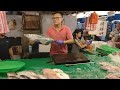 有夠便宜啦!!!!生魚片等級的鰹魚，一大條才賣500塊，想吃絕對出手要快，不然就會錯過~ Amazing seafood auction zhuwei fish harbor 竹圍吳彥祖