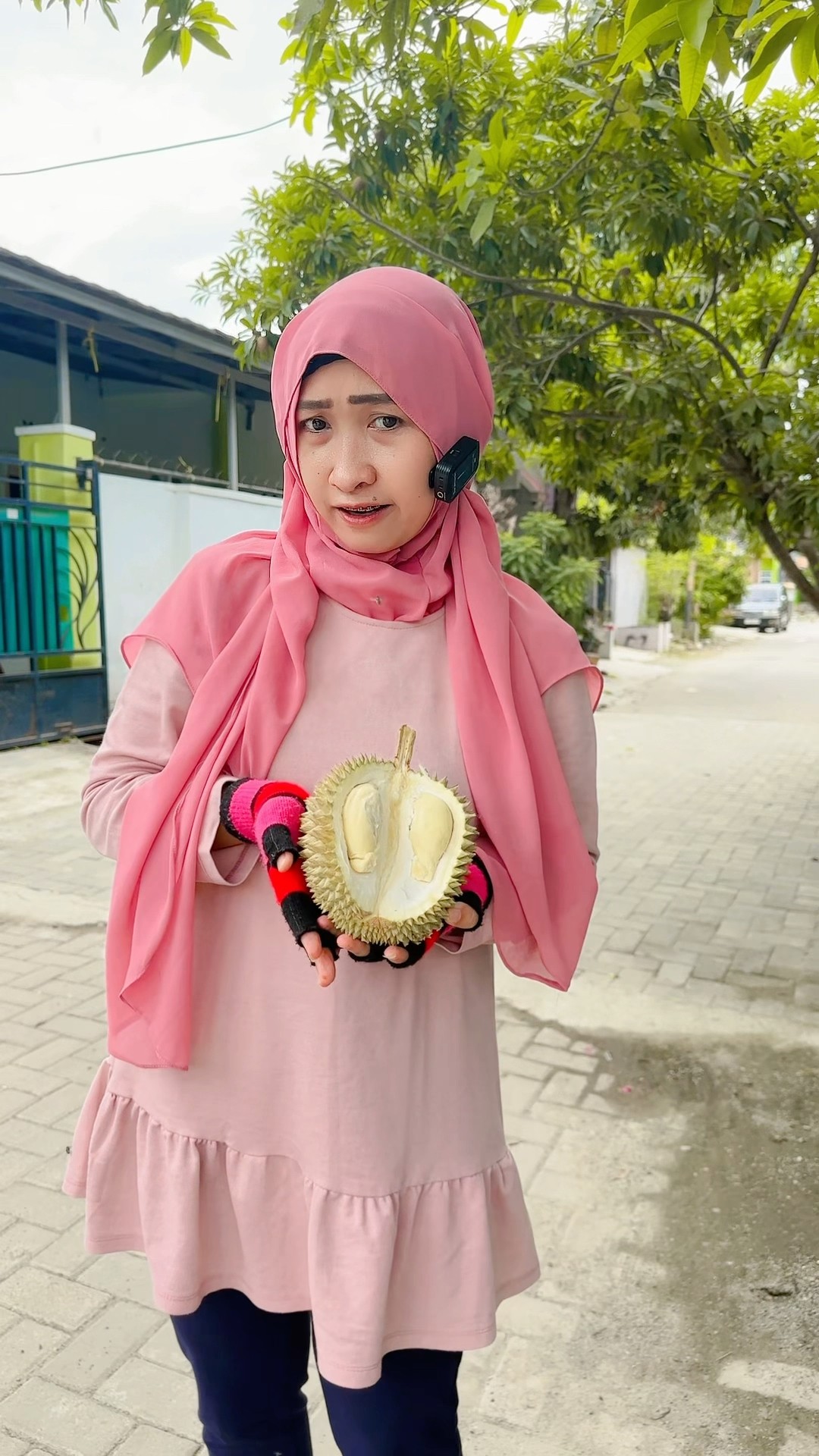 SOLUSI BUKA DURIAN TANGAN TIDAK TERLUKA