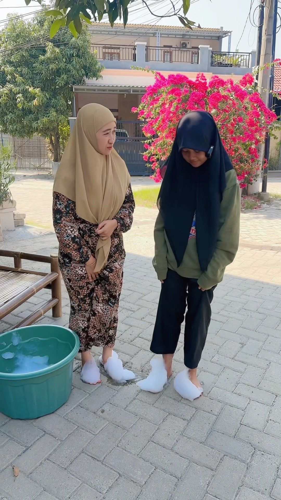 PAKAI SENDAL DARI GELEMBUNG SABUN
