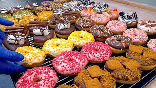 Download Lagu Elke dag uitverkocht! Geweldige donutmeester die donuts in Amerikaanse stijl maakt MP3 Download Lagu Elke dag uitverkocht! Geweldige donutmeester die donuts in Amerikaanse stijl maakt MP3
