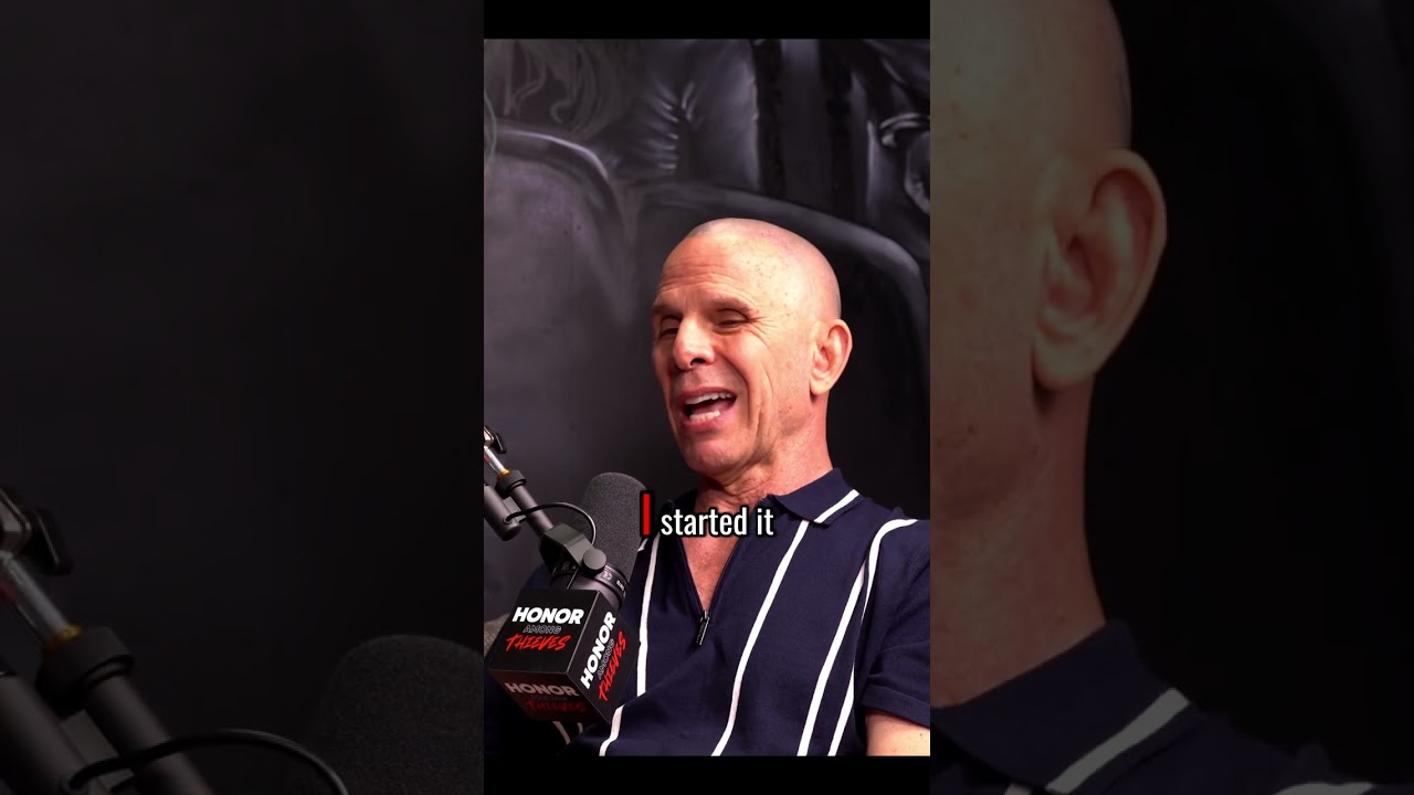 В 14 лет стал главарём банды в Чикаго.