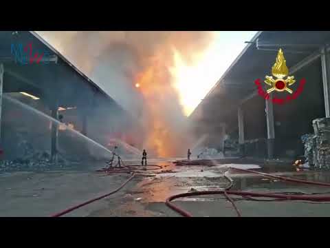 Video NOVATE MILANESE, INCENDIO IN ISOLA ECOLOGICA
