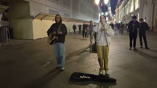 IOWA — Бьёт бит - песню спела на Никольской улице в #Moscow молодая девушка и у неё Пульсом бьёт бит