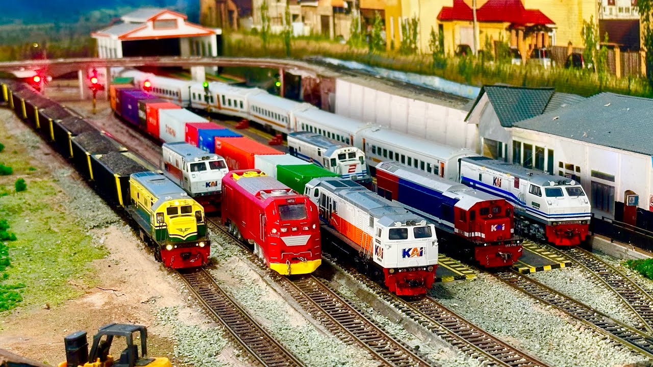 Merakit Banyak Kereta api gerbong panjang KA Pasundan Hampir tabrakan dgn KA Kontainer dipersilangan